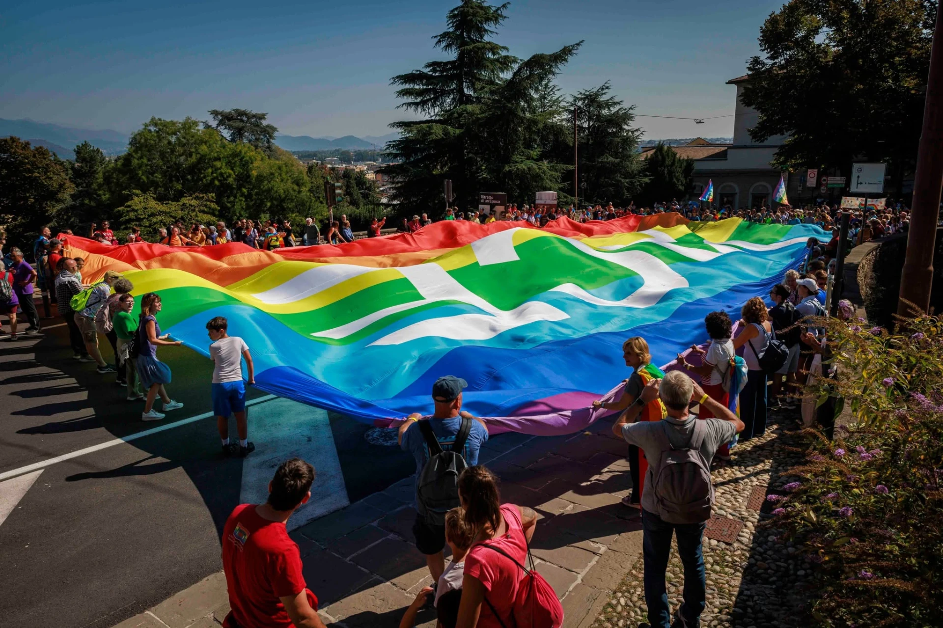 Oltre duemila persone in marcia per la pace a Bergamo